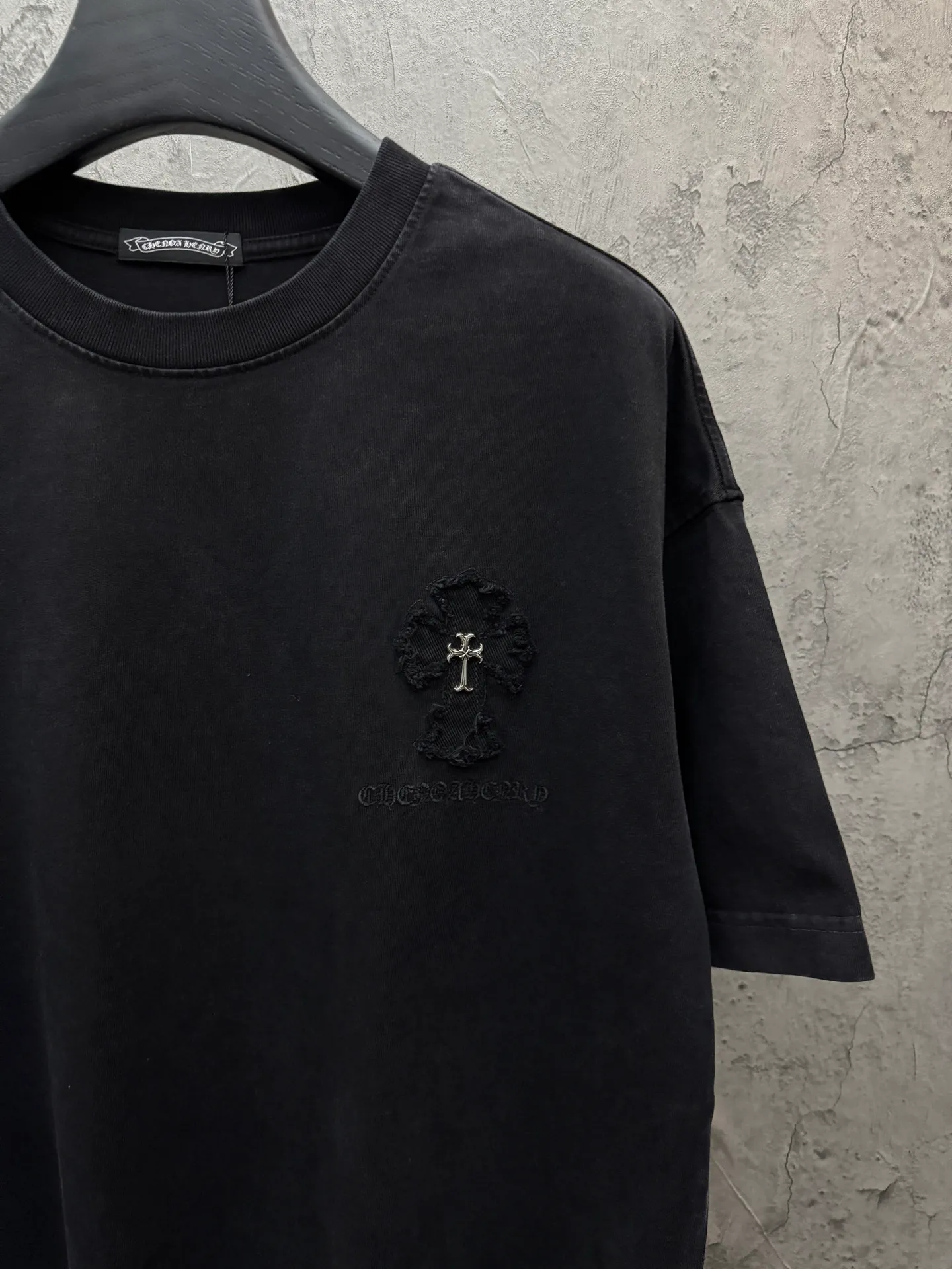 P230 top version, real shot without P, ​​different from market currency) 𝗖𝗵𝗿𝗼𝗺𝗲 𝗛𝗲𝗮𝗿𝘁𝘀/Croxin 2026 spring new original single counter American washed patch embroidered couple short sleeves 👑The highest version! Customized fabric 320 grams, washed and fried. Best-selling model at the counter. Very comfortable to wear. Accessories: Original molded and authenticated collar label➕100% silk wash label. Genuine purchase-grade original hangtag➕matching hanging rope➕3D hanging beads➕original packaging bag. Craftsmanship: The original version has consistent wiring! The highest version of the armhole matching technique! Color: Gray Black Size: S M L XL Style No.: 6609